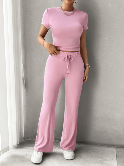 Aleida loungewear set voor dames is een stijlvolle tweedelige set met een elegante broek en bijpassend topje. Gemaakt van een zachte viscosemix (92% viscose, 8% elastaan) biedt de set ultiem comfort en bewegingsvrijheid. De broek heeft een elastische tailleband en het topje is modieus afgewerkt met subtiele details. Perfect voor casual uitjes of ontspannen avonden thuis. Licht elastisch, effen patroon en geschikt voor lente, zomer en herfst. Populair op TikTok, beschikbaar zolang de voorraad strekt.