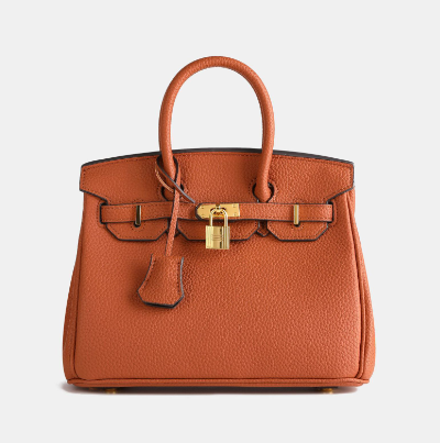 Inaya crossbodytas – luxe echt leren tas met een stijlvol diagonale bandontwerp. Compact en praktisch, perfect voor dagelijks gebruik of een avondje uit. Dankzij de verstelbare riem geniet je van handsfree gemak. Verkrijgbaar in twee maten (25 cm en 30 cm) en diverse kleuren: grijs, bruin, zwart, olijfgroen, paars, oranje en barbie roze. Tijdloze elegantie en duurzame kwaliteit in één. Bestel nu en upgrade je look met de Inaya!