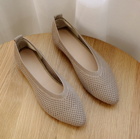 Thedeka is een stijlvolle en lichtgewicht flat met een ademend mesh bovenwerk en een zachte PU-overlay voor ultiem comfort. Het trendy vierkante teenontwerp voegt een moderne touch toe, terwijl de flexibele zool zorgt voor moeiteloze beweging. Perfect voor dagelijks gebruik en zomerse outfits. Verkrijgbaar in wit, zwart en beige, maten 35-40. Upgrade je schoenencollectie met Thedeka en ervaar stijl en comfort in één. Bestel nu en loop zelfverzekerd!