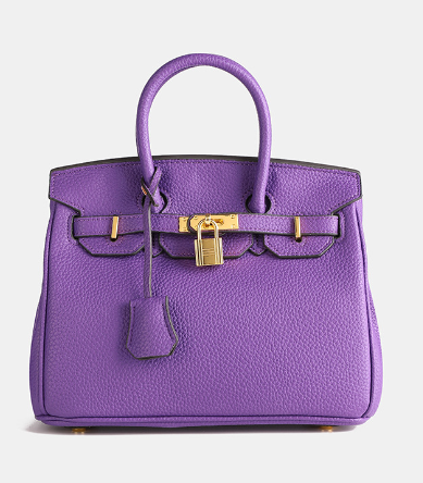 Inaya crossbodytas – luxe echt leren tas met een stijlvol diagonale bandontwerp. Compact en praktisch, perfect voor dagelijks gebruik of een avondje uit. Dankzij de verstelbare riem geniet je van handsfree gemak. Verkrijgbaar in twee maten (25 cm en 30 cm) en diverse kleuren: grijs, bruin, zwart, olijfgroen, paars, oranje en barbie roze. Tijdloze elegantie en duurzame kwaliteit in één. Bestel nu en upgrade je look met de Inaya!