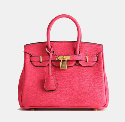 Inaya crossbodytas – luxe echt leren tas met een stijlvol diagonale bandontwerp. Compact en praktisch, perfect voor dagelijks gebruik of een avondje uit. Dankzij de verstelbare riem geniet je van handsfree gemak. Verkrijgbaar in twee maten (25 cm en 30 cm) en diverse kleuren: grijs, bruin, zwart, olijfgroen, paars, oranje en barbie roze. Tijdloze elegantie en duurzame kwaliteit in één. Bestel nu en upgrade je look met de Inaya!