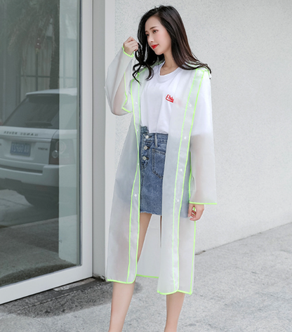 Blijf stijlvol droog met de Marya transparante regenjas voor dames. Deze modieuze regenjas combineert functionaliteit met trendy design, dankzij het transparante materiaal dat je outfit zichtbaar houdt. Voorzien van een capuchon en knoopsluiting biedt de Marya optimale bescherming tegen regen. Verkrijgbaar in zwart, roze en groen, en maten M tot 2XL. Gemaakt van hoogwaardig kunststof voor duurzaamheid en comfort. Upgrade je regenkleding met de Marya en trotseer elke bui met flair.