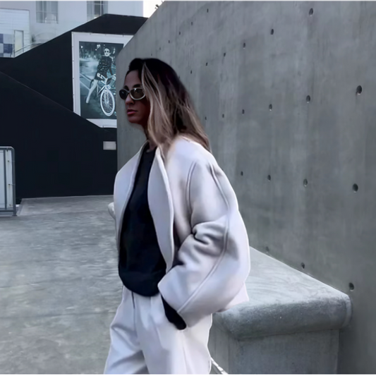 vrouw in trendy stijlvolle cropped pofjas (winterjas) met grote kraag