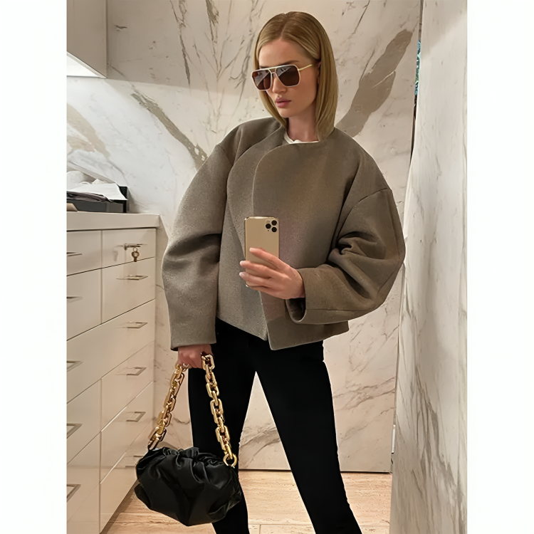 vrouw in trendy stijlvolle cropped pofjas (winterjas) met grote kraag