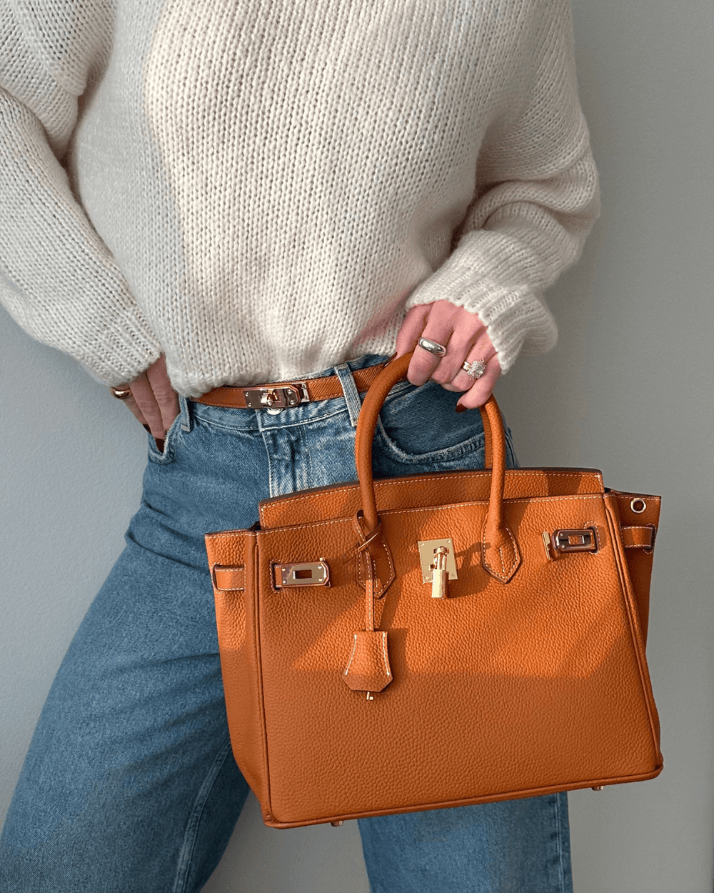 Inaya crossbodytas – luxe echt leren tas met een stijlvol diagonale bandontwerp. Compact en praktisch, perfect voor dagelijks gebruik of een avondje uit. Dankzij de verstelbare riem geniet je van handsfree gemak. Verkrijgbaar in twee maten (25 cm en 30 cm) en diverse kleuren: grijs, bruin, zwart, olijfgroen, paars, oranje en barbie roze. Tijdloze elegantie en duurzame kwaliteit in één. Bestel nu en upgrade je look met de Inaya!