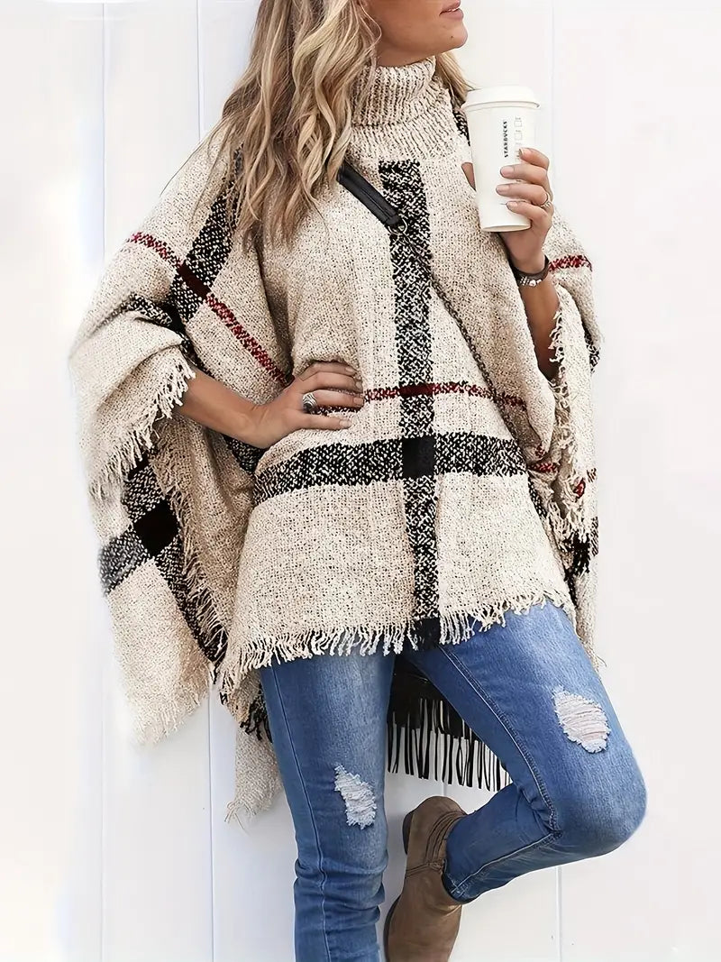 Indrina geruite poncho met colkraag – de perfecte mix van stijl en comfort. Deze elegante poncho met klassiek ruitpatroon, franje afwerking, hoge col en ontspannen pasvorm is ideaal voor herfstuitjes, casual koffiedates of knusse dagen thuis. Verkrijgbaar in beige en zwart, one size. Voeg warmte en tijdloze charme toe aan je wintergarderobe met de veelzijdige Indrina. Bestel nu en geniet van moeiteloze elegantie!