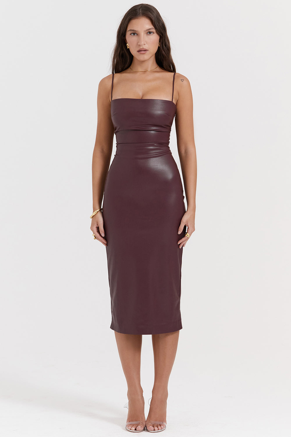 Zinhle is een luxe leren jurk met een open rug, spaghettibandjes en een flatterende bodycon-pasvorm, perfect voor avondjes uit en glamoureuze evenementen. Gemaakt van hoogwaardig synthetisch leer voor een chique en verfijnde uitstraling. Verkrijgbaar in zwart en donkerrood, maten XS-2XL. Creëer een gedurfde en stijlvolle look met Zinhle. Bestel nu en straal zelfvertrouwen en elegantie uit!