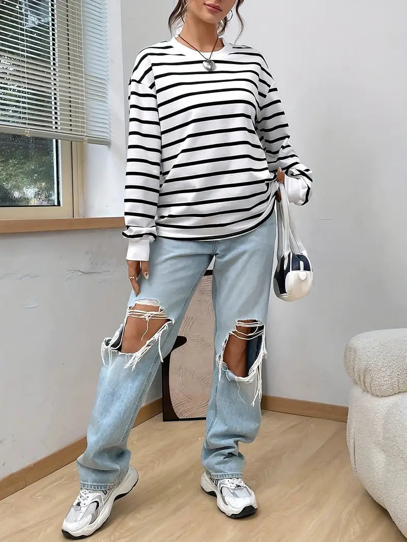 vrouw in comfortabele gestreept sweatshirt trui 