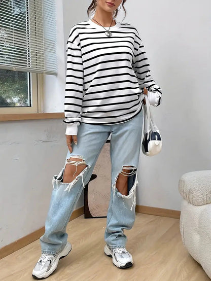 vrouw in comfortabele gestreept sweatshirt trui 