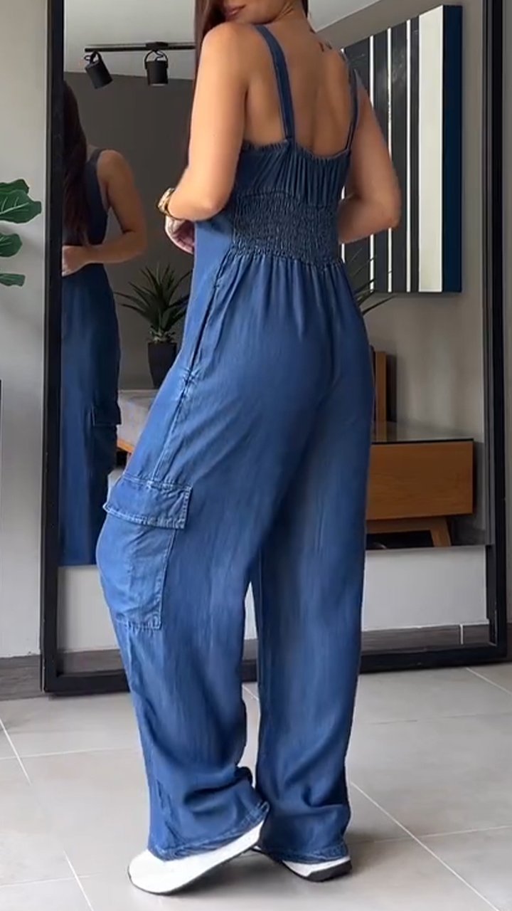 Dianthe is een trendy denim jumpsuit met een diepe V-hals, rugloze bandjes en een flatterende high-waist pasvorm. Gemaakt van hoogwaardig katoen voor ultiem comfort en een moeiteloze, stijlvolle uitstraling. Perfect voor casual uitjes, brunchafspraakjes of een gedurfde streetwear-look. Verkrijgbaar in zwart, denimblauw, grijs, paars, roze, baksteenrood en groen, maten S-5XL. Upgrade je garderobe met Dianthe en straal zelfvertrouwen en stijl uit. Bestel nu!