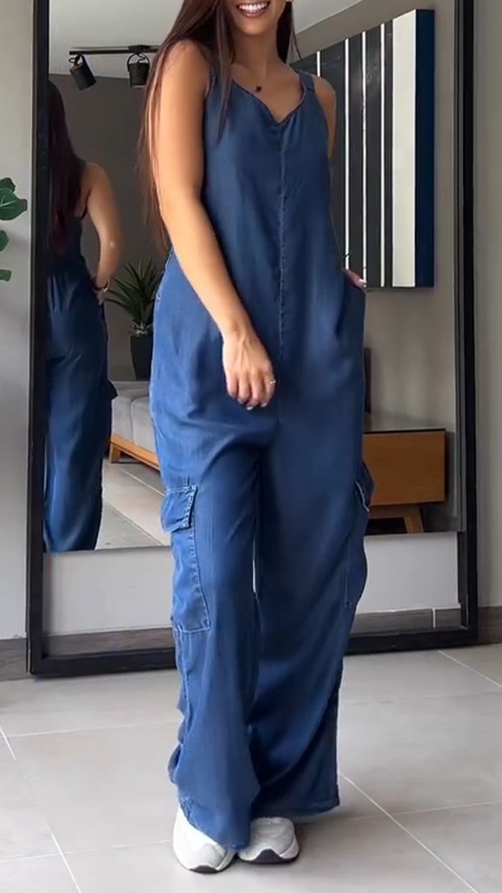 Dianthe is een trendy denim jumpsuit met een diepe V-hals, rugloze bandjes en een flatterende high-waist pasvorm. Gemaakt van hoogwaardig katoen voor ultiem comfort en een moeiteloze, stijlvolle uitstraling. Perfect voor casual uitjes, brunchafspraakjes of een gedurfde streetwear-look. Verkrijgbaar in zwart, denimblauw, grijs, paars, roze, baksteenrood en groen, maten S-5XL. Upgrade je garderobe met Dianthe en straal zelfvertrouwen en stijl uit. Bestel nu!