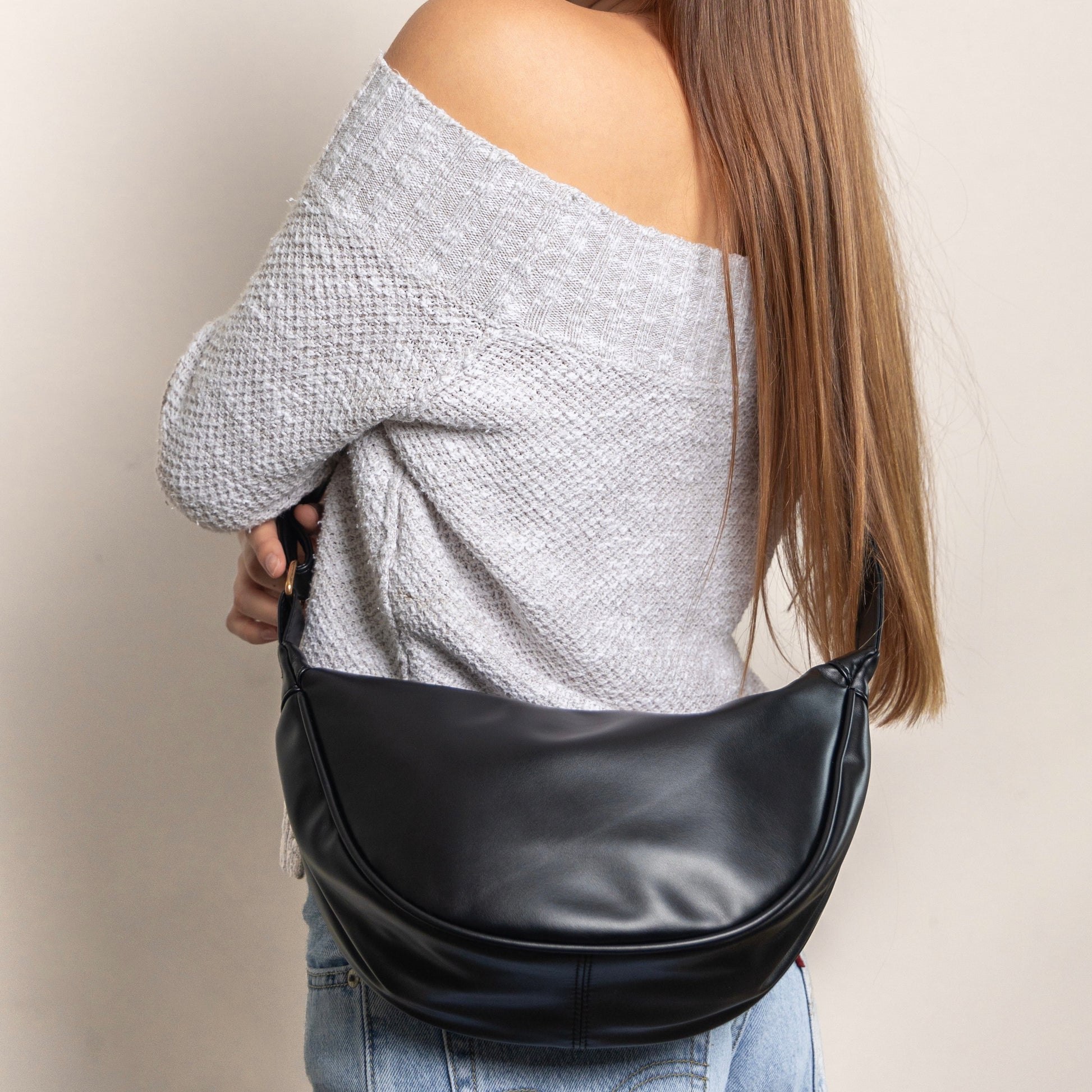 Handige everyday crossbody met strak ontwerp, verstelbare draagband en ritssluiting voor essentials