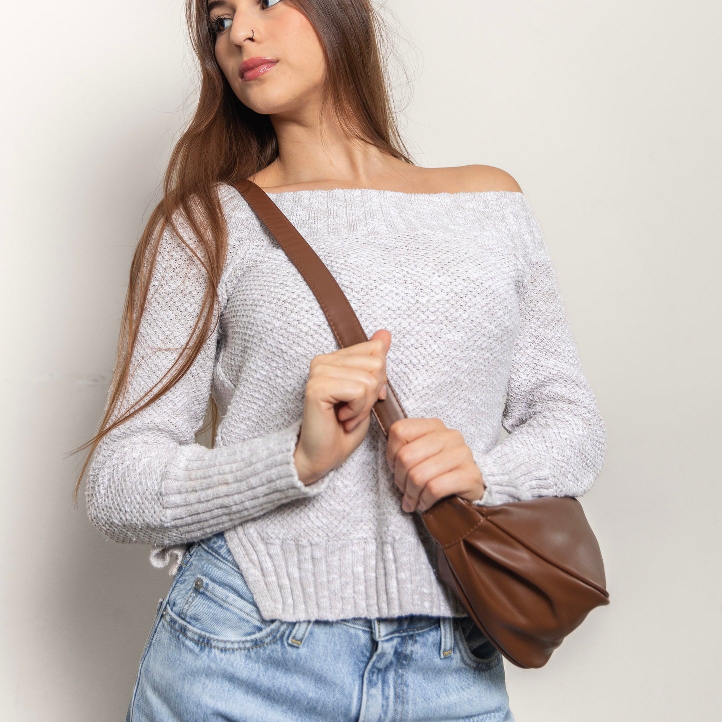 Moderne crossbody met eenvoudige geometrische vorm en subtiel, functioneel design