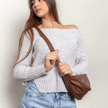 Moderne crossbody met eenvoudige geometrische vorm en subtiel, functioneel design