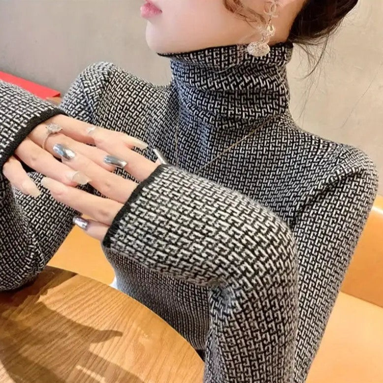 Karina trui met uniek patroon en turtleneck – een must-have voor herfst en winter. Deze elegante trui biedt warmte en comfort dankzij de zachte stretchstof en hoge hals. Perfect voor frisse dagen, gezellige bijeenkomsten of als laag onder jassen. Combineer moeiteloos met jeans, rokken of broeken voor elke gelegenheid. Verkrijgbaar in zwart, maten S-L. Voeg stijl en verfijning toe aan je garderobe met de Karina. Bestel nu!