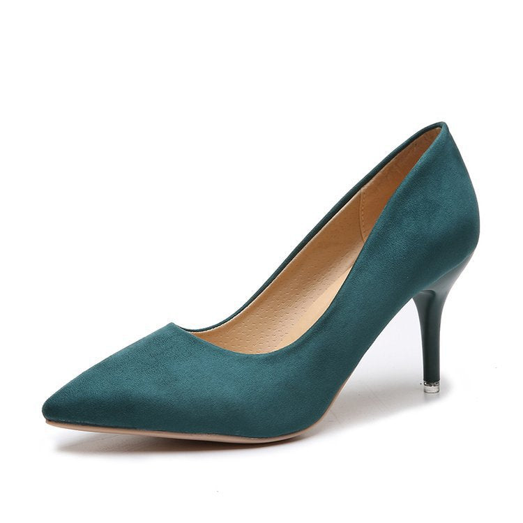 Rika pumps – upgrade je look met deze klassieke pumps die tijdloze elegantie en modern comfort combineren. De spitse neus en comfortabele middenhak zorgen voor een flatterende pasvorm voor elke gelegenheid, van kantoor tot avondje uit. Verkrijgbaar in Khaki, Zwart, Rood, Roze, Groen en Panter (maten 35-44). Bestel nu en ervaar verfijnde stijl en langdurig draagcomfort!