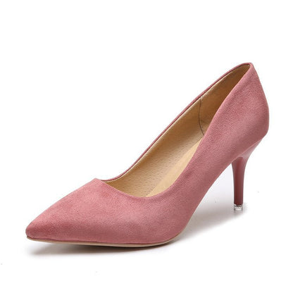 Rika pumps – upgrade je look met deze klassieke pumps die tijdloze elegantie en modern comfort combineren. De spitse neus en comfortabele middenhak zorgen voor een flatterende pasvorm voor elke gelegenheid, van kantoor tot avondje uit. Verkrijgbaar in Khaki, Zwart, Rood, Roze, Groen en Panter (maten 35-44). Bestel nu en ervaar verfijnde stijl en langdurig draagcomfort!