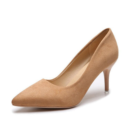 Rika pumps – upgrade je look met deze klassieke pumps die tijdloze elegantie en modern comfort combineren. De spitse neus en comfortabele middenhak zorgen voor een flatterende pasvorm voor elke gelegenheid, van kantoor tot avondje uit. Verkrijgbaar in Khaki, Zwart, Rood, Roze, Groen en Panter (maten 35-44). Bestel nu en ervaar verfijnde stijl en langdurig draagcomfort!