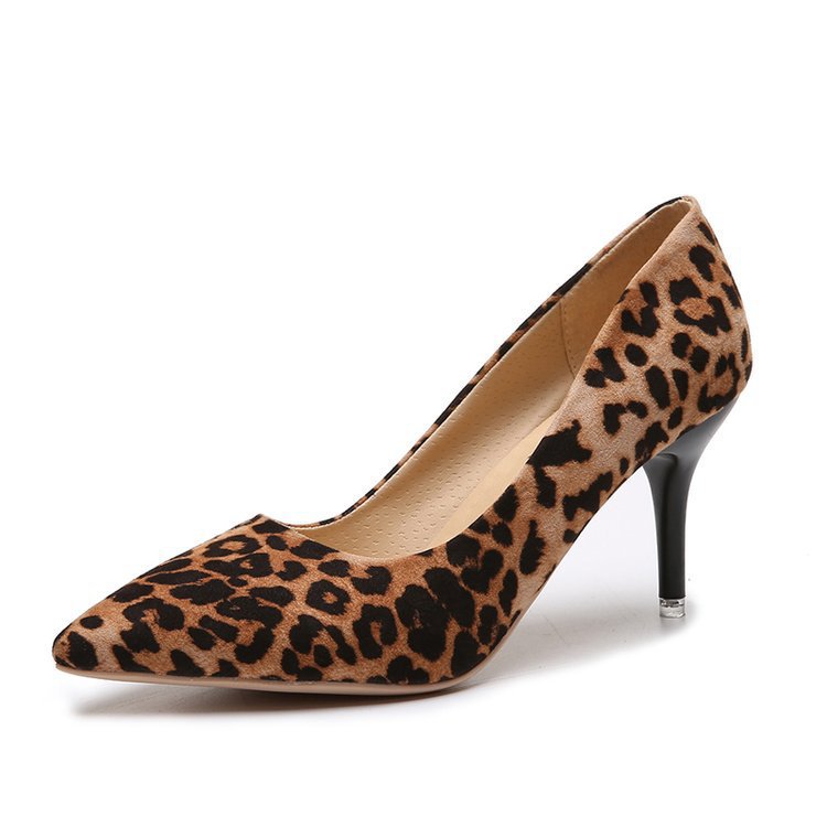 Rika pumps – upgrade je look met deze klassieke pumps die tijdloze elegantie en modern comfort combineren. De spitse neus en comfortabele middenhak zorgen voor een flatterende pasvorm voor elke gelegenheid, van kantoor tot avondje uit. Verkrijgbaar in Khaki, Zwart, Rood, Roze, Groen en Panter (maten 35-44). Bestel nu en ervaar verfijnde stijl en langdurig draagcomfort!