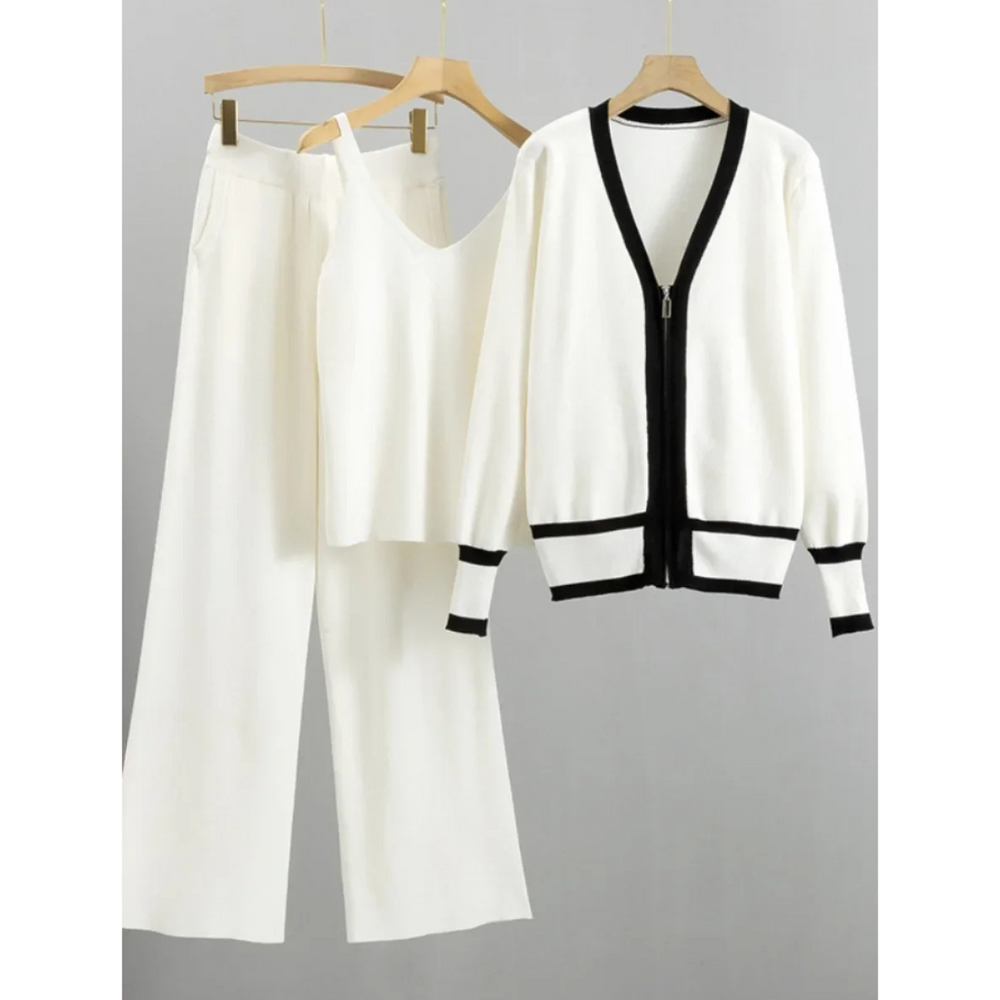 Upgrade je loungewear met de Lilah drie-delige set, bestaande uit een cardigan, top en broek. Deze veelzijdige set biedt ultiem comfort en stijl, perfect voor relaxte dagen thuis of casual afspraken. Verkrijgbaar in chique kleuren Khaki, Wit en Grijs, en ontworpen met een zachte, comfortabele pasvorm. Combineer en match de stukken voor eindeloze stylingopties en een verzorgde look. Bestel de Lilah vandaag nog en ervaar moeiteloze elegantie en veelzijdigheid in één complete set!