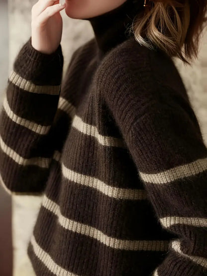 Louisa gestreepte turtleneck sweater – een tijdloze combinatie van stijl en comfort. Met een relaxte pasvorm, zachte textuur en klassieke strepen biedt deze trui een chique uitstraling. Ideaal voor koffieafspraken, casual uitjes of een knusse dag thuis. Draag hem in laagjes of solo voor een stijlvolle look. Verkrijgbaar in koffie, maten M-2XL. Voeg verfijning en warmte toe aan je garderobe met de Louisa. Bestel nu!