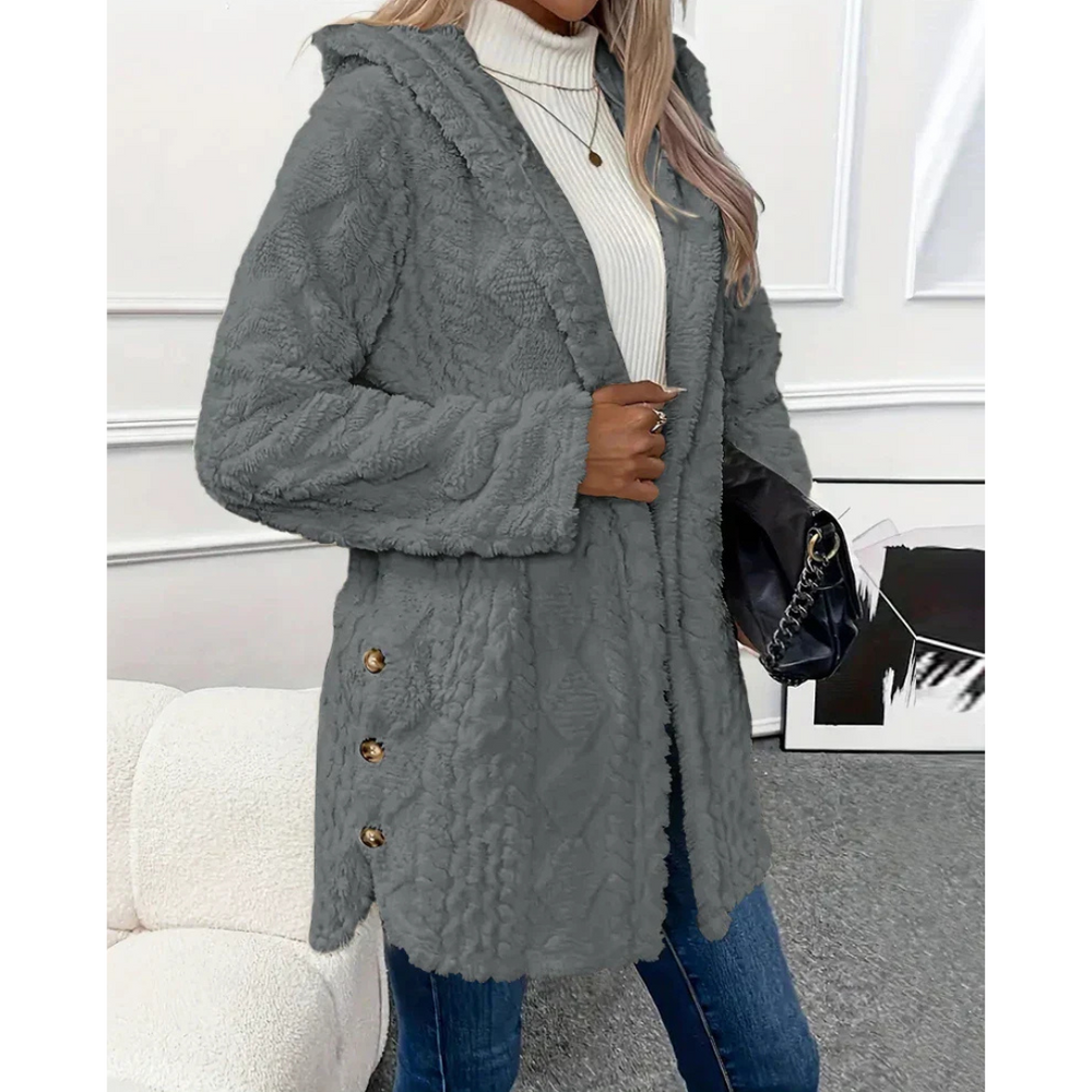 Ontdek de Lourdes, een gewatteerde jas die stijl en warmte combineert voor koude dagen. Met een comfortabele pasvorm en capuchon biedt de Lourdes moeiteloze chic en extra warmte. Perfect voor casual uitjes of als stijlvolle laag, verkrijgbaar in Beige, Zwart, Grijs en Bruin (maten S-2XL). Het veelzijdige ontwerp past bij elke outfit. Bestel vandaag nog en ervaar tijdloze elegantie en comfort!