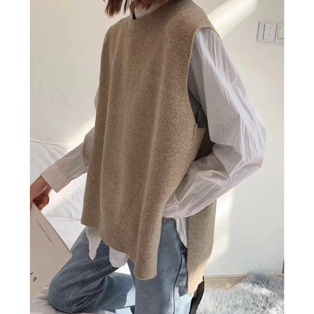 Ontdek de Lyana, een stijlvolle mouwloze laag perfect voor het overgangsseizoen. Combineer warmte en chique uitstraling met deze must-have, ideaal over shirts of blouses. Verkrijgbaar in Khaki en Koffie, met een comfortabele pasvorm voor casual uitjes, kantoor of brunches. Upgrade je garderobe met deze zachte en veelzijdige laag. Bestel nu en voeg moeiteloze stijl en elegantie toe aan je dagelijkse outfits!