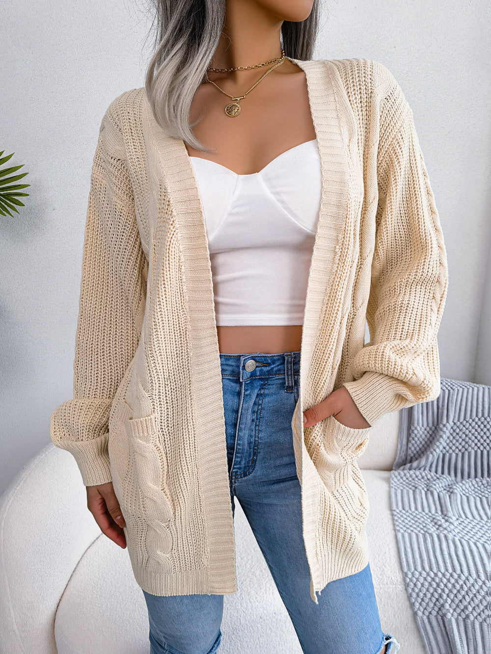 Ayele cozy oversized vest met ballonmouwen en twee zakken voor een stijlvolle en comfortabele look. Gemaakt van zacht breimateriaal voor warmte en een relaxte pasvorm. Perfect voor laagjes op frisse dagen of als casual toevoeging aan je outfit. Verkrijgbaar in groen, blauw en abrikoos, maten S-L. Combineert moeiteloze stijl met praktisch draaggemak. Upgrade je garderobe met Ayele en ervaar ultiem comfort. Bestel nu en geniet van een trendy, knusse look.
