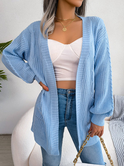 Ayele cozy oversized vest met ballonmouwen en twee zakken voor een stijlvolle en comfortabele look. Gemaakt van zacht breimateriaal voor warmte en een relaxte pasvorm. Perfect voor laagjes op frisse dagen of als casual toevoeging aan je outfit. Verkrijgbaar in groen, blauw en abrikoos, maten S-L. Combineert moeiteloze stijl met praktisch draaggemak. Upgrade je garderobe met Ayele en ervaar ultiem comfort. Bestel nu en geniet van een trendy, knusse look.