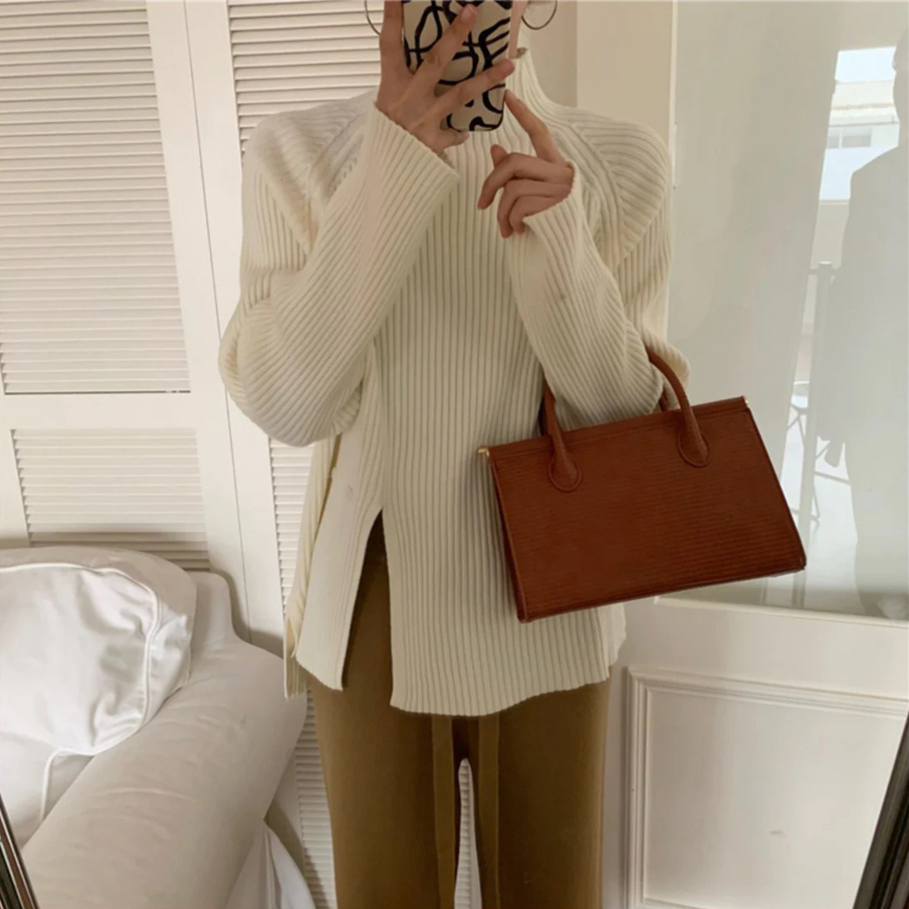 Ontdek de Mallory, een stijlvolle coltrui perfect voor herfst- en winterdagen. Deze elegante must-have combineert ultieme warmte met moderne verfijning. Ideaal voor casual uitjes, gezellige avonden of een chique winterlook. Verkrijgbaar in Wit, Grijs, Zwart, Olijfgroen en Koffie, met een comfortabele pasvorm. Voeg tijdloze elegantie toe aan je garderobe en ervaar stijlvolle warmte. Bestel de veelzijdige Mallory vandaag nog!