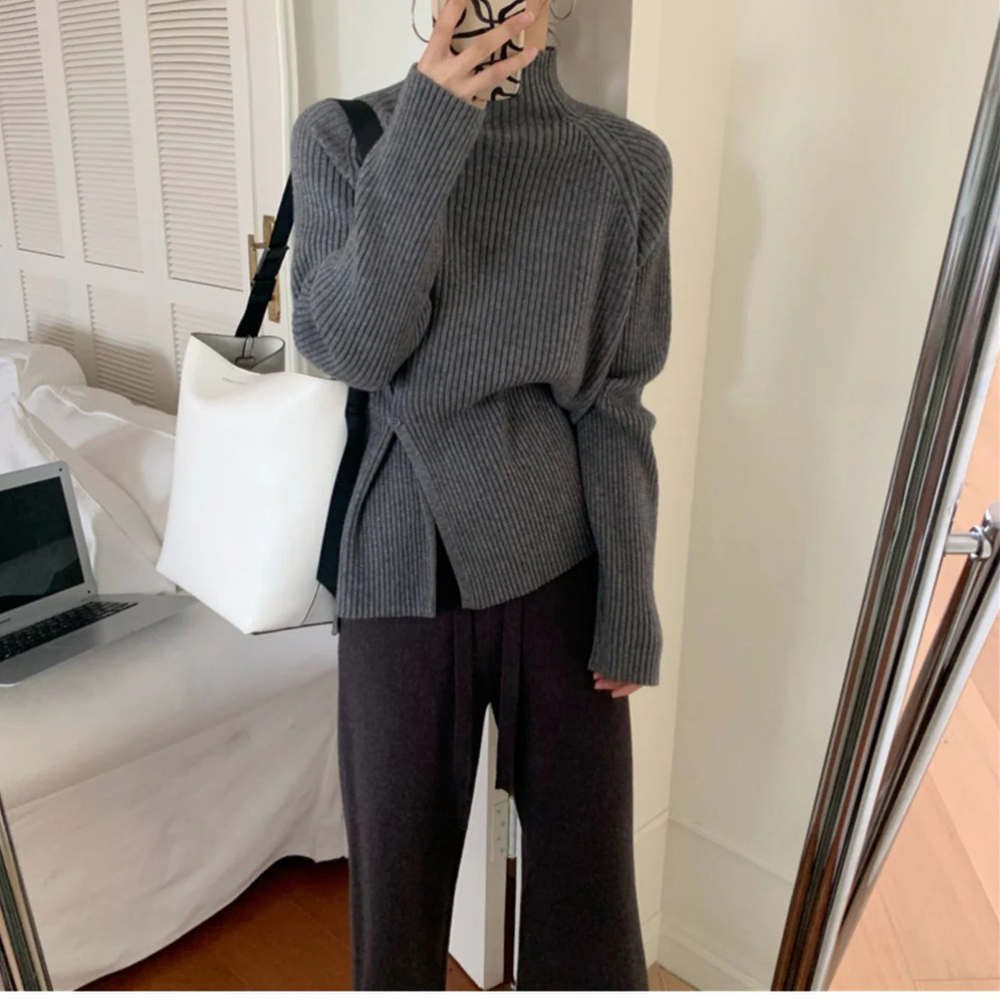 Ontdek de Mallory, een stijlvolle coltrui perfect voor herfst- en winterdagen. Deze elegante must-have combineert ultieme warmte met moderne verfijning. Ideaal voor casual uitjes, gezellige avonden of een chique winterlook. Verkrijgbaar in Wit, Grijs, Zwart, Olijfgroen en Koffie, met een comfortabele pasvorm. Voeg tijdloze elegantie toe aan je garderobe en ervaar stijlvolle warmte. Bestel de veelzijdige Mallory vandaag nog!