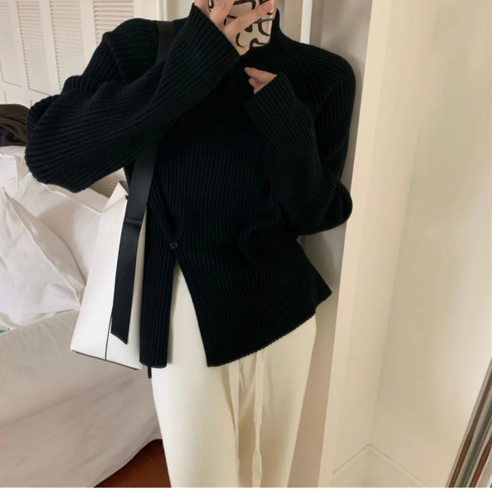 Ontdek de Mallory, een stijlvolle coltrui perfect voor herfst- en winterdagen. Deze elegante must-have combineert ultieme warmte met moderne verfijning. Ideaal voor casual uitjes, gezellige avonden of een chique winterlook. Verkrijgbaar in Wit, Grijs, Zwart, Olijfgroen en Koffie, met een comfortabele pasvorm. Voeg tijdloze elegantie toe aan je garderobe en ervaar stijlvolle warmte. Bestel de veelzijdige Mallory vandaag nog!