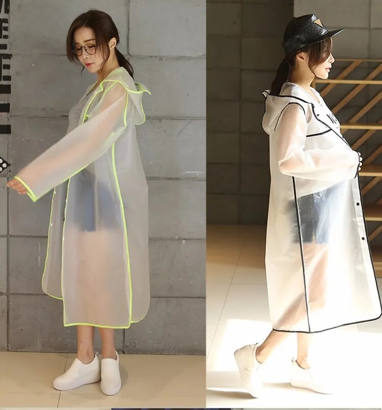 Blijf stijlvol droog met de Marya transparante regenjas voor dames. Deze modieuze regenjas combineert functionaliteit met trendy design, dankzij het transparante materiaal dat je outfit zichtbaar houdt. Voorzien van een capuchon en knoopsluiting biedt de Marya optimale bescherming tegen regen. Verkrijgbaar in zwart, roze en groen, en maten M tot 2XL. Gemaakt van hoogwaardig kunststof voor duurzaamheid en comfort. Upgrade je regenkleding met de Marya en trotseer elke bui met flair.