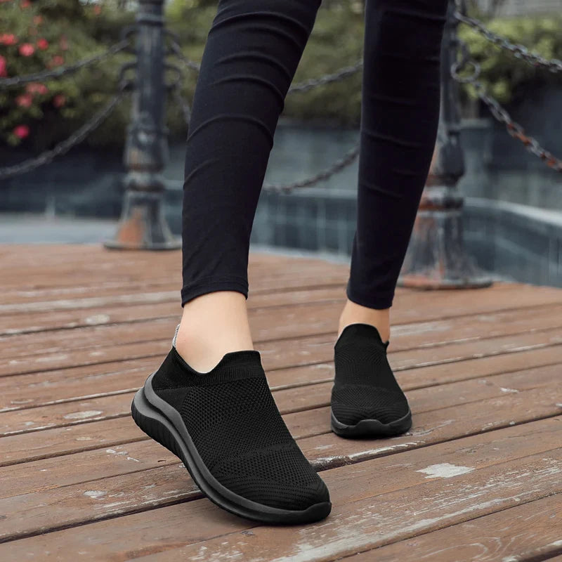 Merci is een lichtgewicht platform slip-on sneaker met een ademend mesh bovenwerk en een zachte EVA-zool voor ultiem comfort. Het trendy ontwerp voegt hoogte toe zonder in te leveren op gemak. Perfect voor casual uitjes en drukke dagen. Verkrijgbaar in zwart, grijs, paars en zwart-wit, maten 35-45. Gemakkelijk aan en uit te trekken voor een moeiteloze look. Upgrade je schoenencollectie met Merci en geniet van stijl en comfort in één. Bestel nu!