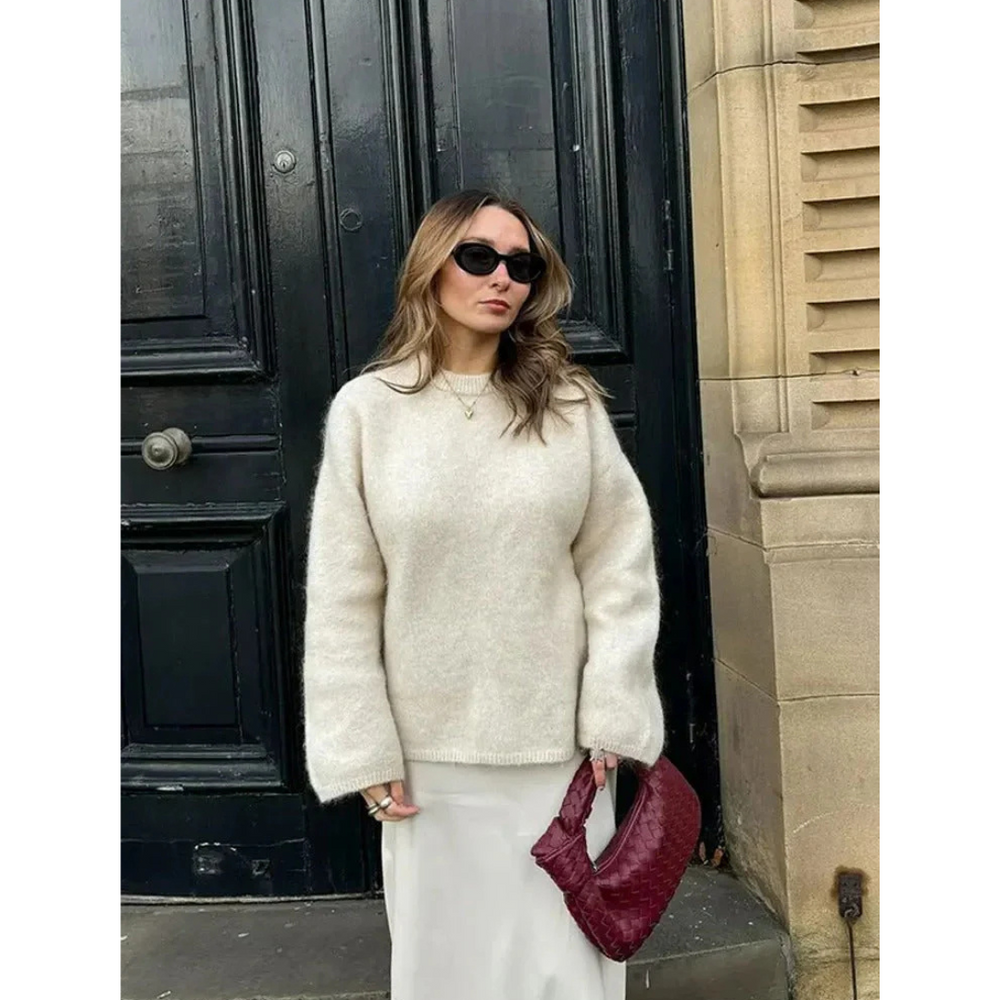 Ontdek de Mireille, een knusse en stijlvolle must-have voor de koelere maanden. Dit veelzijdige ontwerp biedt een relaxte pasvorm en tijdloze elegantie, ideaal voor casual uitjes, knusse avonden of ontspannen weekenden. Verkrijgbaar in Gestreept, Wit, Blauw, Karamel en Grijs, en maten S-L. Perfect om te layeren of op zichzelf te dragen, de Mireille combineert comfort en stijl moeiteloos. Bestel nu en voeg veelzijdige verfijning toe aan je garderobe!