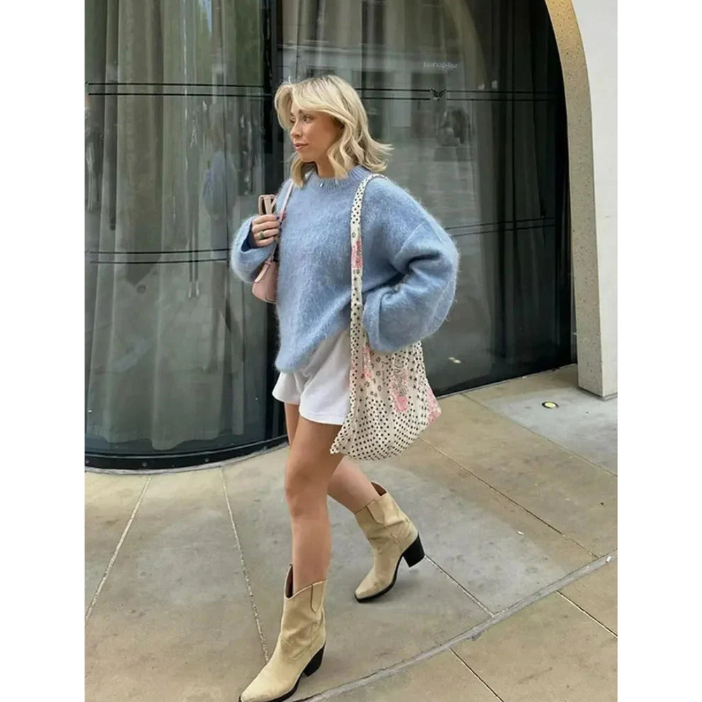 Ontdek de Mireille, een knusse en stijlvolle must-have voor de koelere maanden. Dit veelzijdige ontwerp biedt een relaxte pasvorm en tijdloze elegantie, ideaal voor casual uitjes, knusse avonden of ontspannen weekenden. Verkrijgbaar in Gestreept, Wit, Blauw, Karamel en Grijs, en maten S-L. Perfect om te layeren of op zichzelf te dragen, de Mireille combineert comfort en stijl moeiteloos. Bestel nu en voeg veelzijdige verfijning toe aan je garderobe!