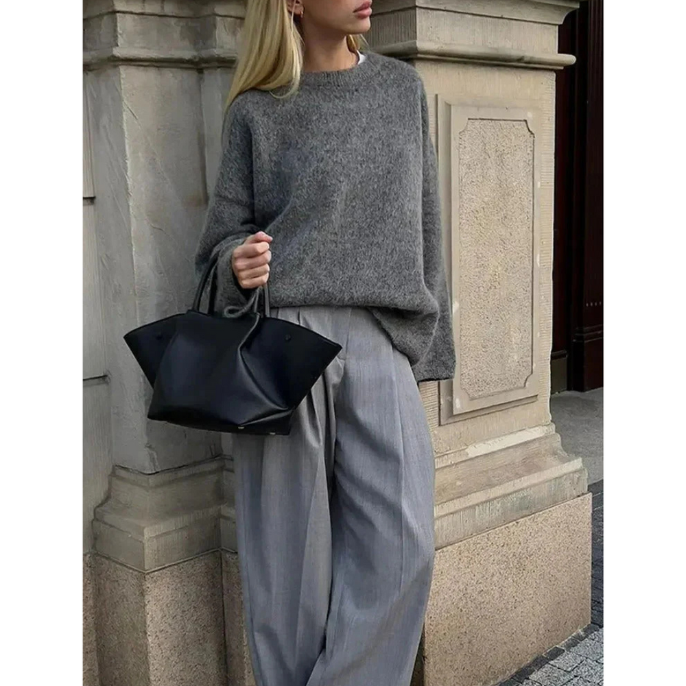 Ontdek de Mireille, een knusse en stijlvolle must-have voor de koelere maanden. Dit veelzijdige ontwerp biedt een relaxte pasvorm en tijdloze elegantie, ideaal voor casual uitjes, knusse avonden of ontspannen weekenden. Verkrijgbaar in Gestreept, Wit, Blauw, Karamel en Grijs, en maten S-L. Perfect om te layeren of op zichzelf te dragen, de Mireille combineert comfort en stijl moeiteloos. Bestel nu en voeg veelzijdige verfijning toe aan je garderobe!