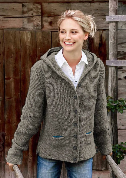 Nada cardigan – een stijlvolle gebreide vest met capuchon voor ultiem comfort en warmte. Gemaakt van duurzaam acryl met een zachte touch. Perfect voor casual outfits en koelere dagen. Verkrijgbaar in groen, geel, grijs, zwart en khaki. Een veelzijdige must-have voor elke garderobe. Bestel nu en ervaar de perfecte mix van knusse warmte en moderne stijl!