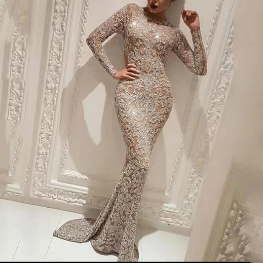 Ontdek de Naia, een elegante lange jurk die perfect is voor avondfeesten en speciale gelegenheden. Met een flatterend silhouet en luxe details straalt de Naia verfijning uit. Verkrijgbaar in de schitterende kleuren goud en groen, en in maten S-3XL, is deze jurk ontworpen om je te laten stralen. Accentueer je stijl en voeg een vleugje glamour toe aan je look met de Naia. Bestel nu en ervaar tijdloze elegantie en zelfverzekerde allure!