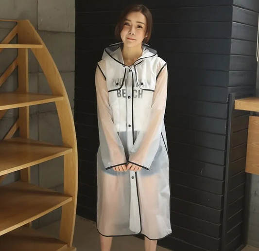 Blijf stijlvol droog met de Marya transparante regenjas voor dames. Deze modieuze regenjas combineert functionaliteit met trendy design, dankzij het transparante materiaal dat je outfit zichtbaar houdt. Voorzien van een capuchon en knoopsluiting biedt de Marya optimale bescherming tegen regen. Verkrijgbaar in zwart, roze en groen, en maten M tot 2XL. Gemaakt van hoogwaardig kunststof voor duurzaamheid en comfort. Upgrade je regenkleding met de Marya en trotseer elke bui met flair.