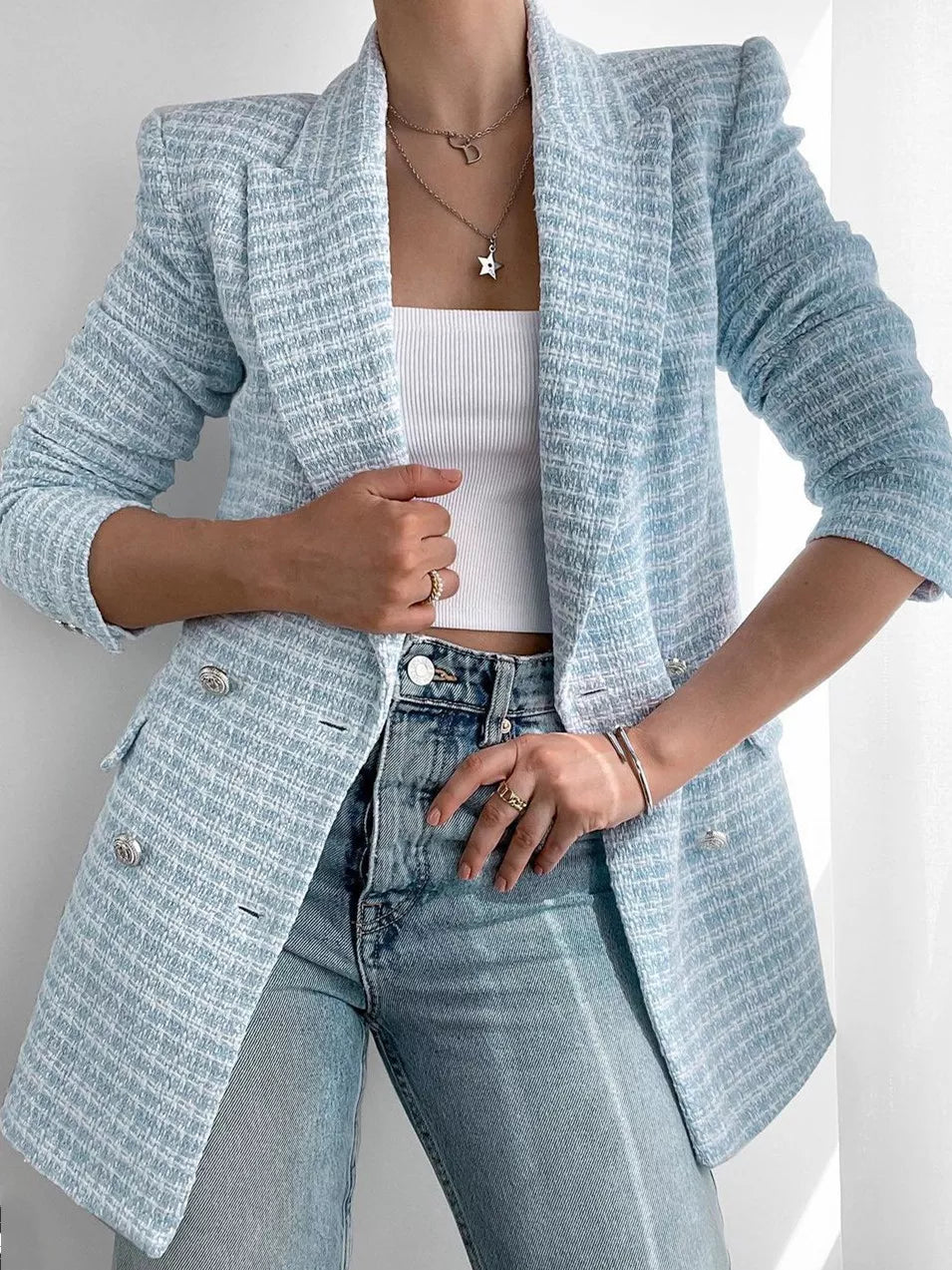 Ontdek Pietsje, een elegante lichtblauwe blazer met een tijdloos ruitontwerp, perfect voor zowel casual als formele gelegenheden. Gemaakt van hoogwaardig polyester biedt deze blazer een comfortabele pasvorm en een flatterend silhouet. De duurzame knopen en veelzijdige lengte maken het ideaal voor dagelijks gebruik, werk of avonduitjes. Beschikbaar in maten XS-L. Upgrade je garderobe met Pietsje en geniet van moeiteloze stijl en comfort het hele jaar door.