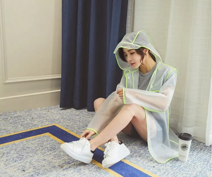 Blijf stijlvol droog met de Marya transparante regenjas voor dames. Deze modieuze regenjas combineert functionaliteit met trendy design, dankzij het transparante materiaal dat je outfit zichtbaar houdt. Voorzien van een capuchon en knoopsluiting biedt de Marya optimale bescherming tegen regen. Verkrijgbaar in zwart, roze en groen, en maten M tot 2XL. Gemaakt van hoogwaardig kunststof voor duurzaamheid en comfort. Upgrade je regenkleding met de Marya en trotseer elke bui met flair.