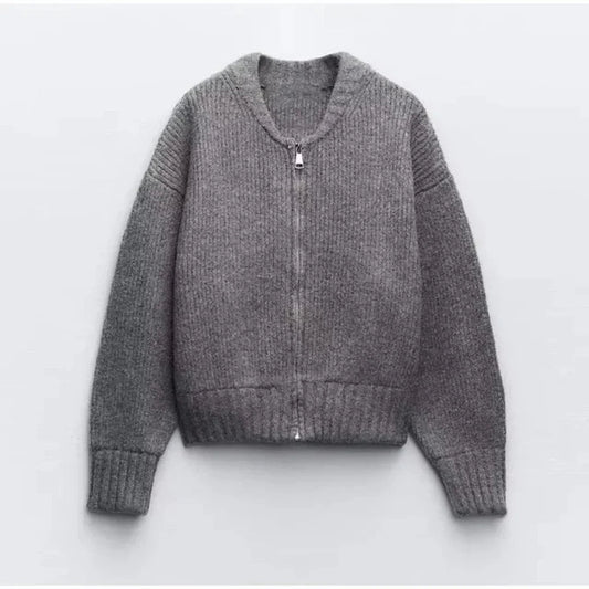  Raiza gebreide cardigan biedt stijl en comfort voor koelere dagen. Met een elegant breipatroon, handige ritssluiting en een veelzijdige grijstint is deze cardigan perfect voor casual uitstapjes