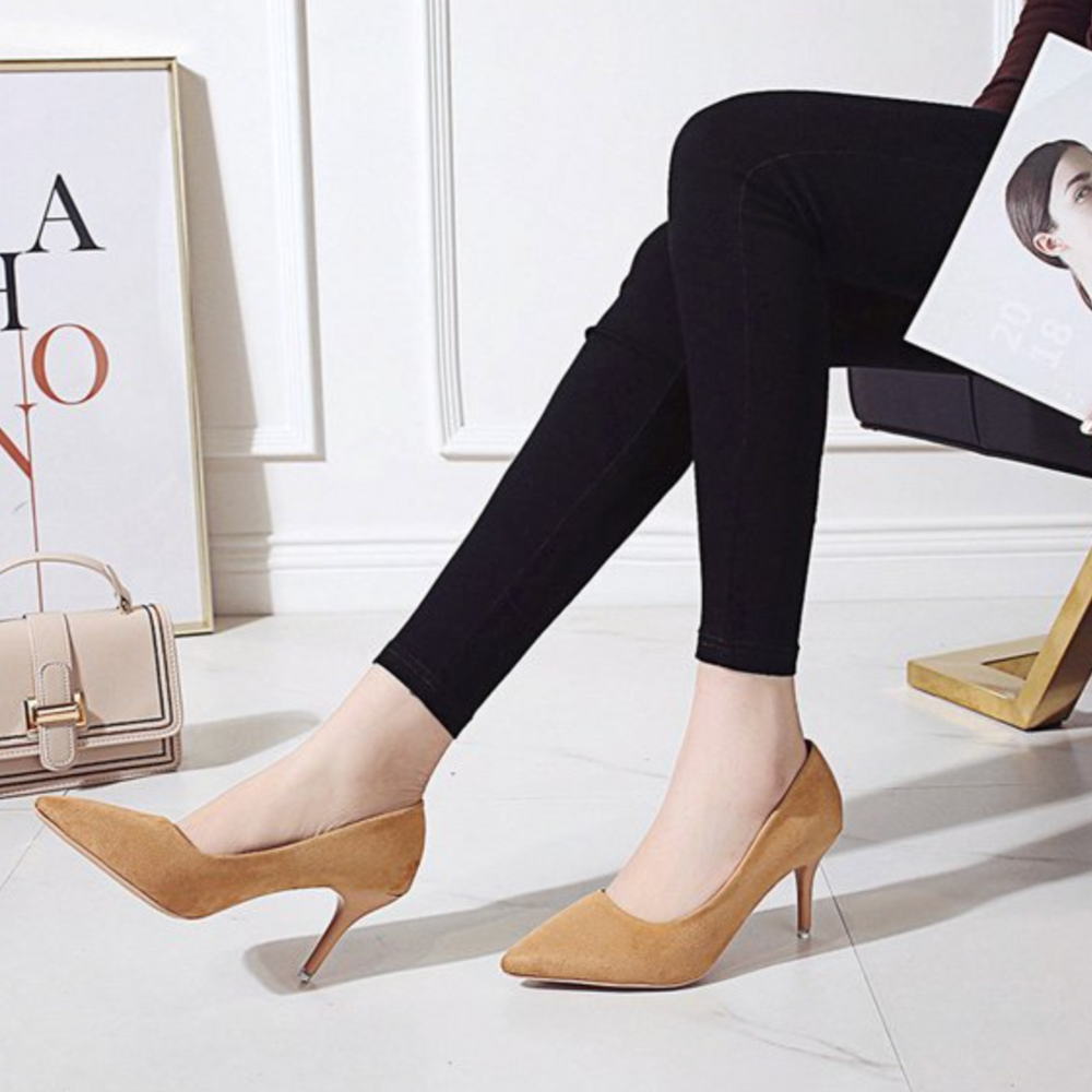 Rika pumps – upgrade je look met deze klassieke pumps die tijdloze elegantie en modern comfort combineren. De spitse neus en comfortabele middenhak zorgen voor een flatterende pasvorm voor elke gelegenheid, van kantoor tot avondje uit. Verkrijgbaar in Khaki, Zwart, Rood, Roze, Groen en Panter (maten 35-44). Bestel nu en ervaar verfijnde stijl en langdurig draagcomfort!