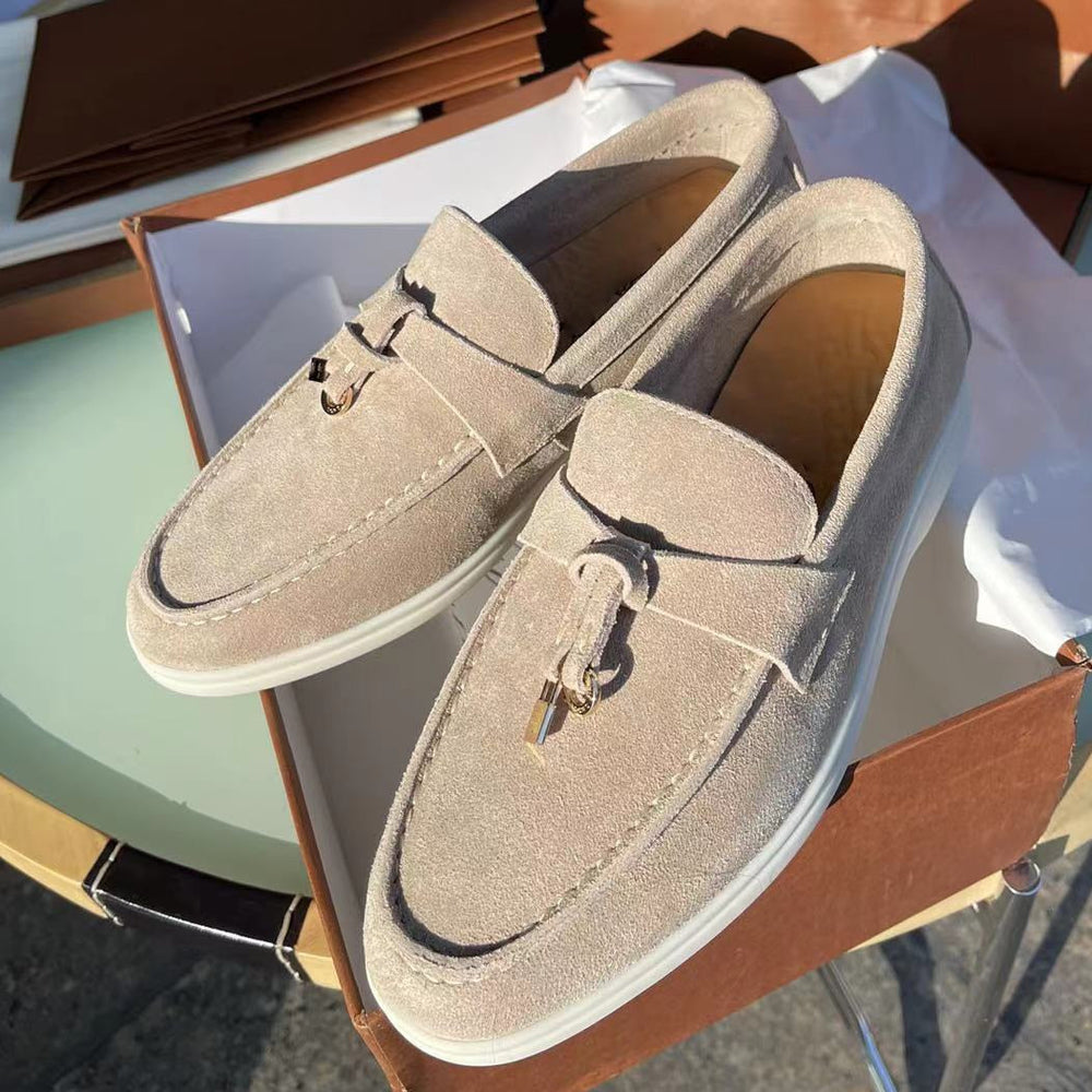 Selin suede loafers – tijdloze en elegante schoenen met een luxueuze suede afwerking en een comfortabele pasvorm. Perfect voor zowel formele als casual gelegenheden. Gemaakt van hoogwaardig materiaal voor duurzaamheid en stijl. Verkrijgbaar in zwart, beige en abrikoos, in maten 35-43. Bestel nu en ervaar de perfecte combinatie van verfijning en comfort!
