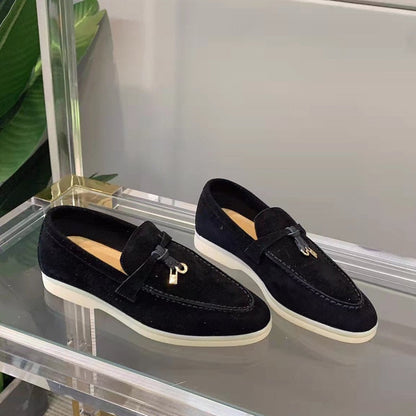 Selin suede loafers – tijdloze en elegante schoenen met een luxueuze suede afwerking en een comfortabele pasvorm. Perfect voor zowel formele als casual gelegenheden. Gemaakt van hoogwaardig materiaal voor duurzaamheid en stijl. Verkrijgbaar in zwart, beige en abrikoos, in maten 35-43. Bestel nu en ervaar de perfecte combinatie van verfijning en comfort!