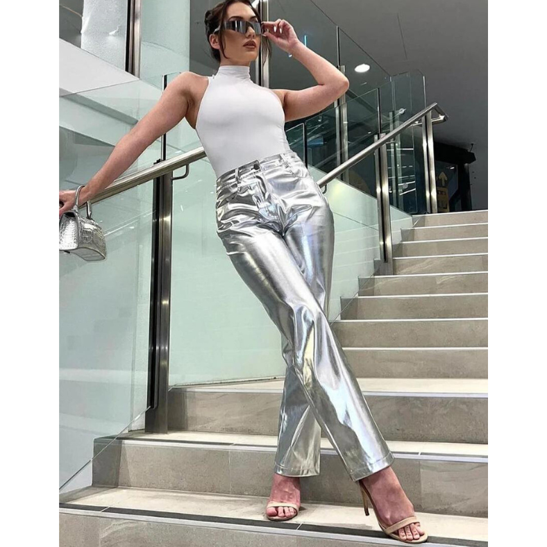 Xolani is een high-waist metallic kunstleren broek met een opvallende zilveren finish, perfect voor een gedurfde en stijlvolle look. Het zachte, duurzame kunstleer biedt een comfortabele en flatterende pasvorm die je benen verlengt. Ideaal voor avondjes uit, speciale evenementen of een edgy dagelijkse stijl. Verkrijgbaar in zilver, maten S-L. Maak een statement met Xolani en straal zelfvertrouwen en glamour uit. Bestel nu en upgrade je garderobe!