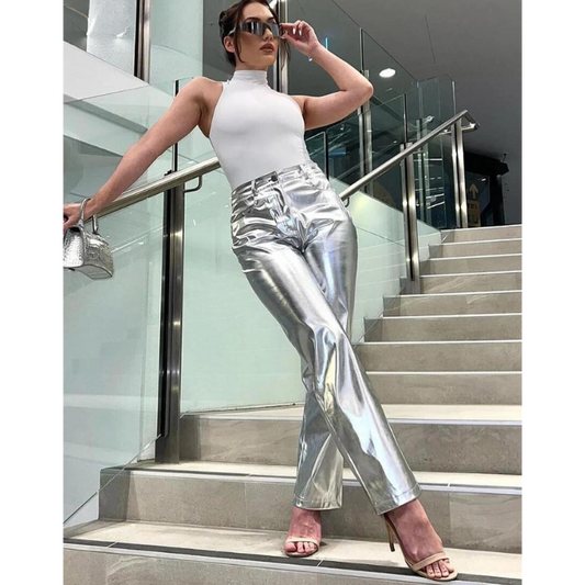 Xolani is een high-waist metallic kunstleren broek met een opvallende zilveren finish, perfect voor een gedurfde en stijlvolle look. Het zachte, duurzame kunstleer biedt een comfortabele en flatterende pasvorm die je benen verlengt. Ideaal voor avondjes uit, speciale evenementen of een edgy dagelijkse stijl. Verkrijgbaar in zilver, maten S-L. Maak een statement met Xolani en straal zelfvertrouwen en glamour uit. Bestel nu en upgrade je garderobe!