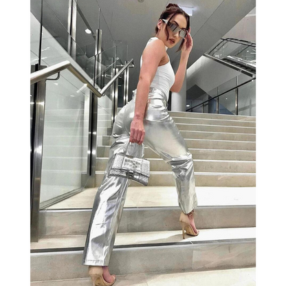 Xolani is een high-waist metallic kunstleren broek met een opvallende zilveren finish, perfect voor een gedurfde en stijlvolle look. Het zachte, duurzame kunstleer biedt een comfortabele en flatterende pasvorm die je benen verlengt. Ideaal voor avondjes uit, speciale evenementen of een edgy dagelijkse stijl. Verkrijgbaar in zilver, maten S-L. Maak een statement met Xolani en straal zelfvertrouwen en glamour uit. Bestel nu en upgrade je garderobe!