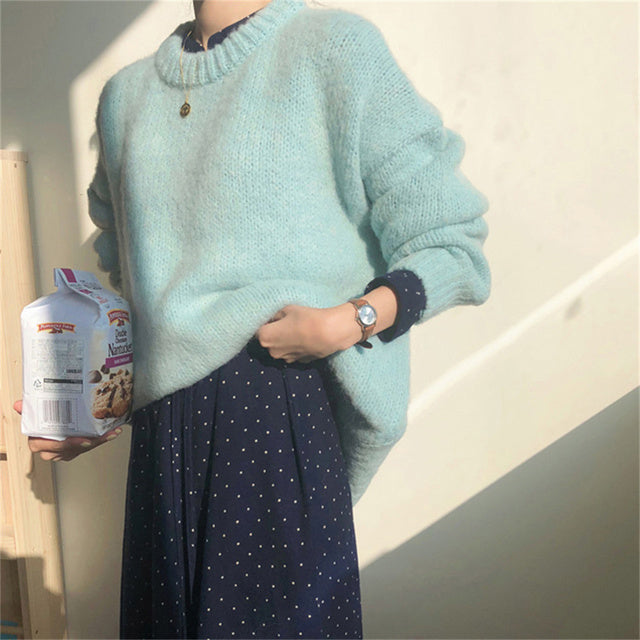 De Suri is een stijlvolle en comfortabele trui met een zachte breistructuur en relaxte pasvorm, perfect voor koude dagen. Verkrijgbaar in levendige kleuren zoals roze, mintgroen, rood violet en blauw, ideaal om te combineren met jeans, rokken of jurken. Perfect voor casual uitjes of knusse avonden thuis. Bestel nu de Suri en geniet van ultiem comfort en een chique uitstraling in elke situatie!